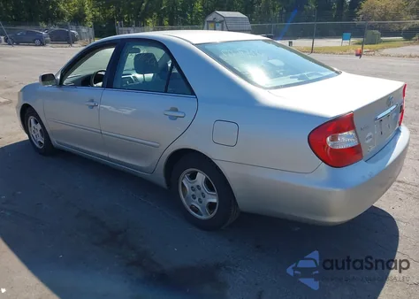 2003 Toyota Camry Le V6 z USA, uszkodzony, nr VIN 4T1BF32K23U567164